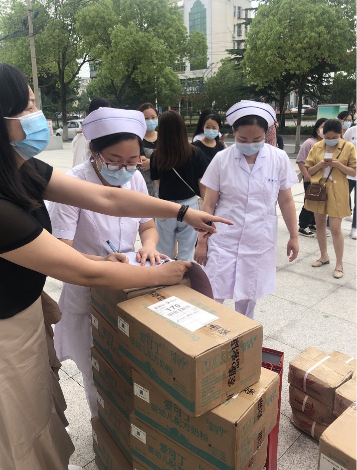 德尔地板“白衣天使 暖心计划”线下公益活动在湖北黄冈举行！_2